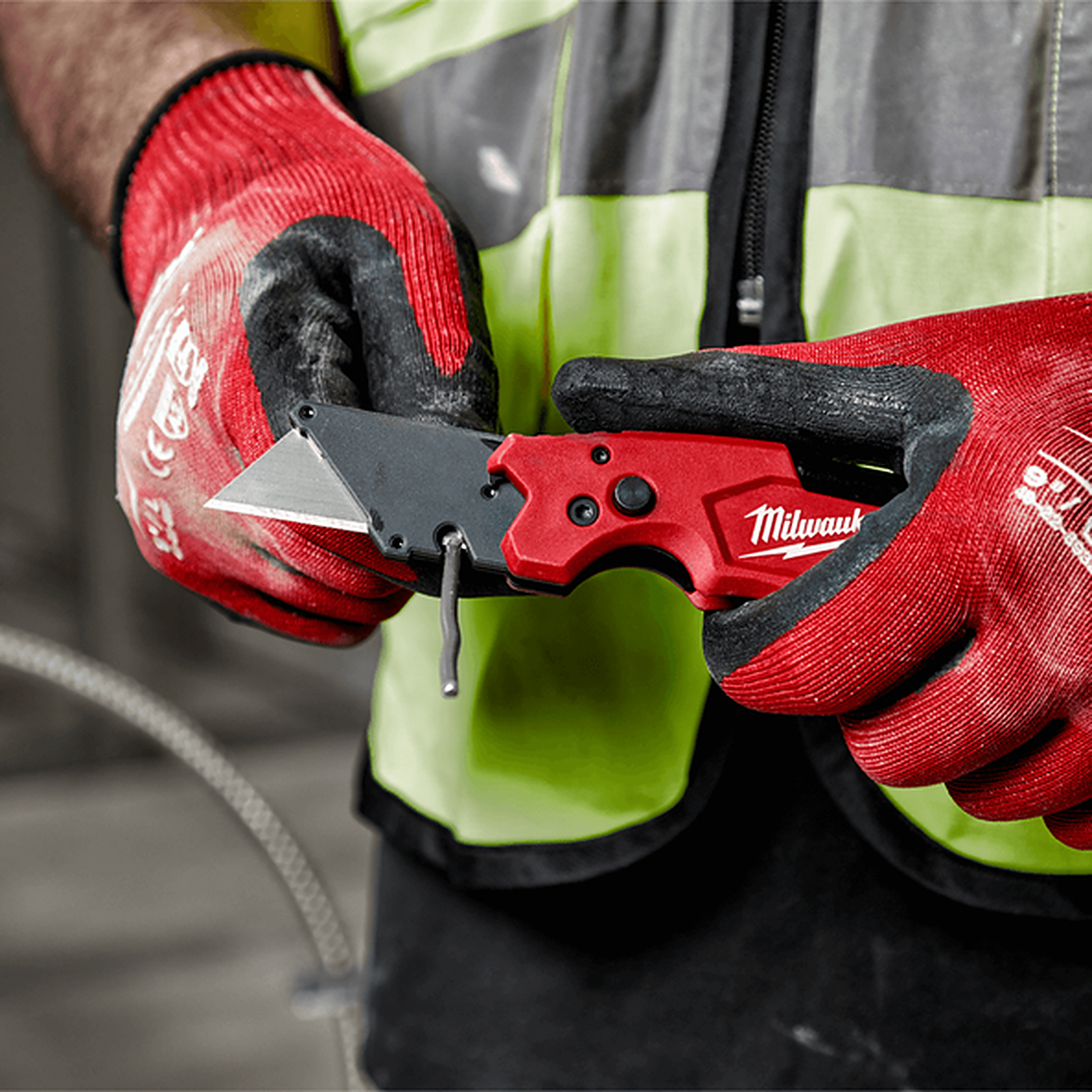 Milwaukee FASTBACK 6 in 1 Folding Utility Knife 48221505